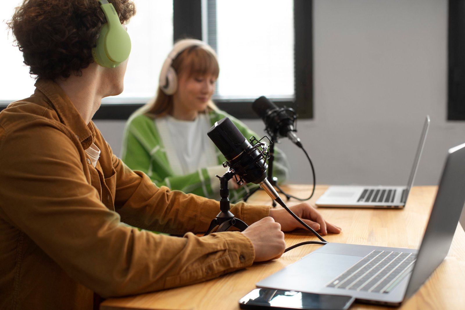 amigos-de-vista-lateral-gravando-podcast
